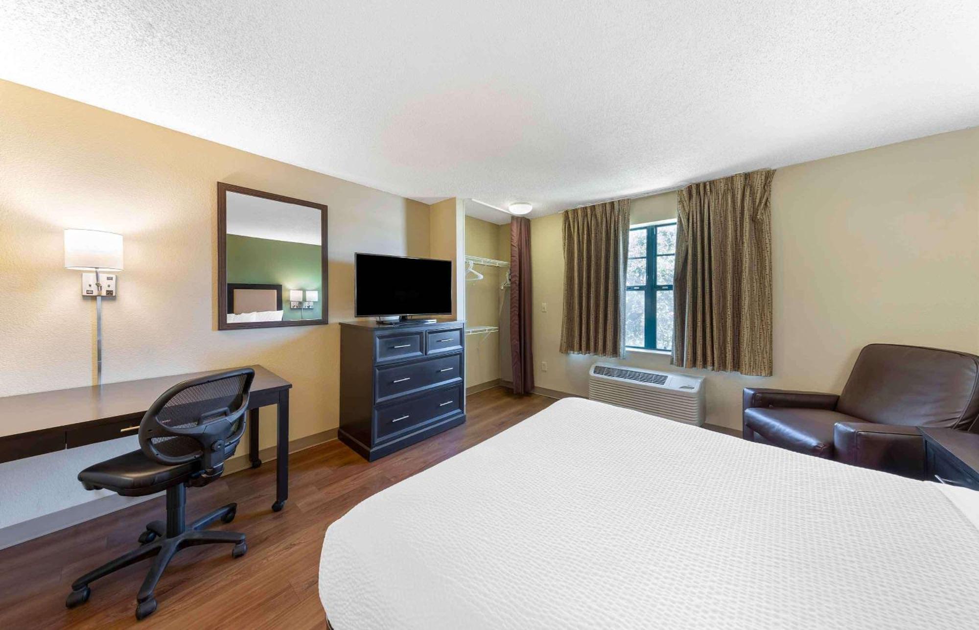 Extended Stay America Select Suites - Rockford - State Street Экстерьер фото